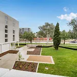 Elegant 2-Bed By Lyneham Wetlands Near The Cbd
