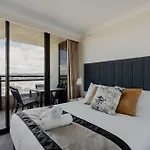 2-Bed With Gym, Tennis Court & Stunning Lake Views