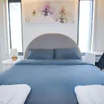 Luxury Apartment Minutes From City W Rooftop Pool & Parking