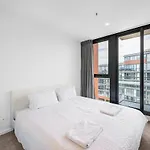 One Bedroom Apartment With Parking Next To Canberra Central