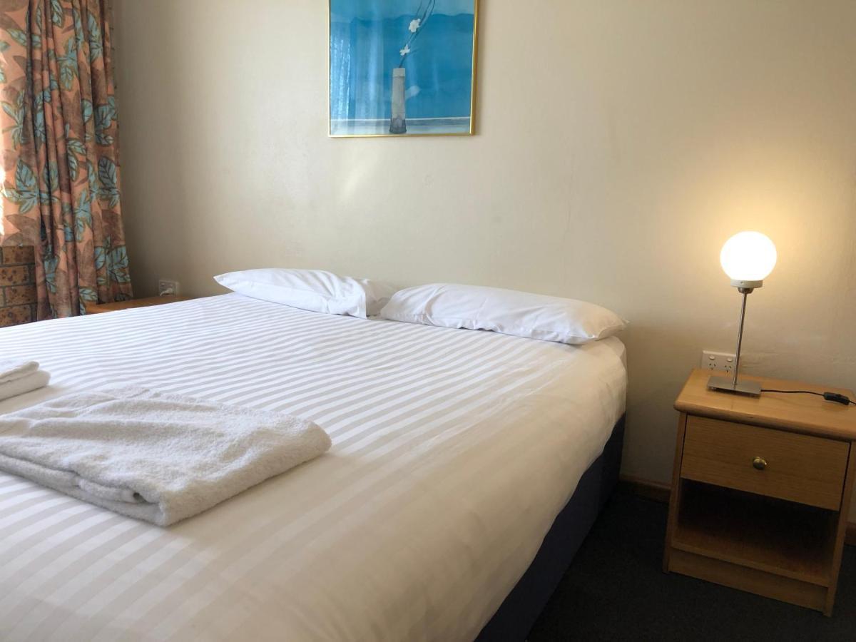Lyneham Motor Motel 2*