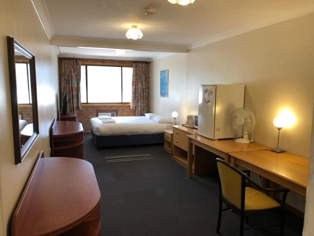 Lyneham Motor Motel 2*