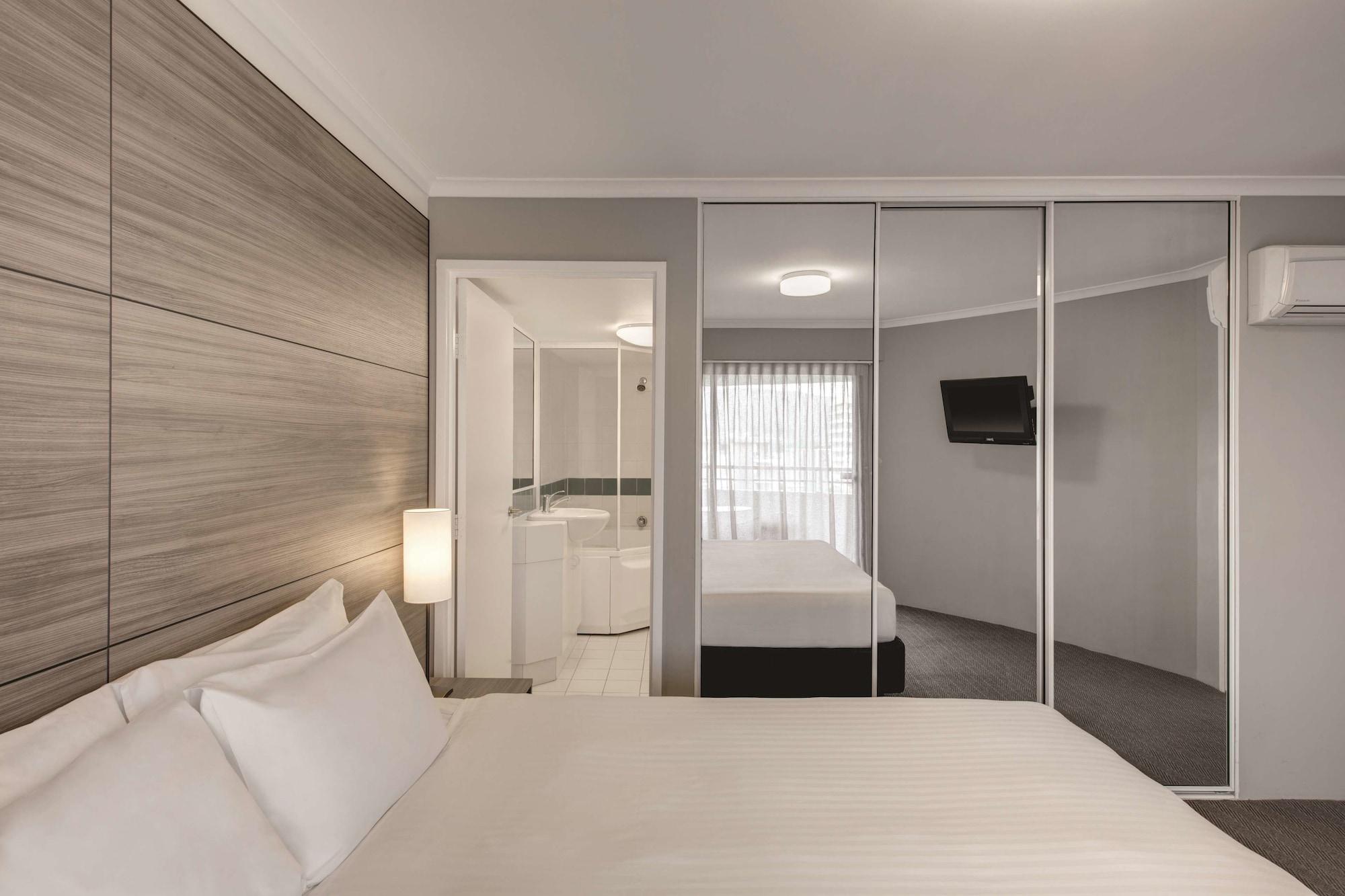 Aparthotel Adina Serviced Court 4*