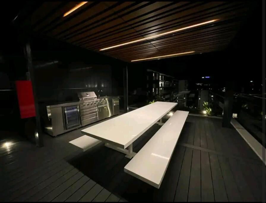 Modern 1-bedroom Unit In Dickson *
