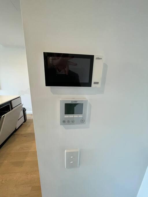 Lovely Cbd Two Bedroom Free Parking Apartment Canberra