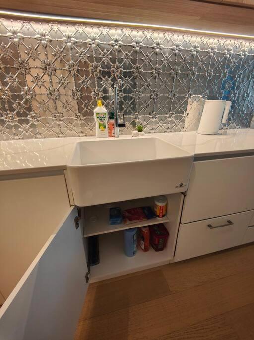 Convenient Modern 2b2b In Braddon Camberra
