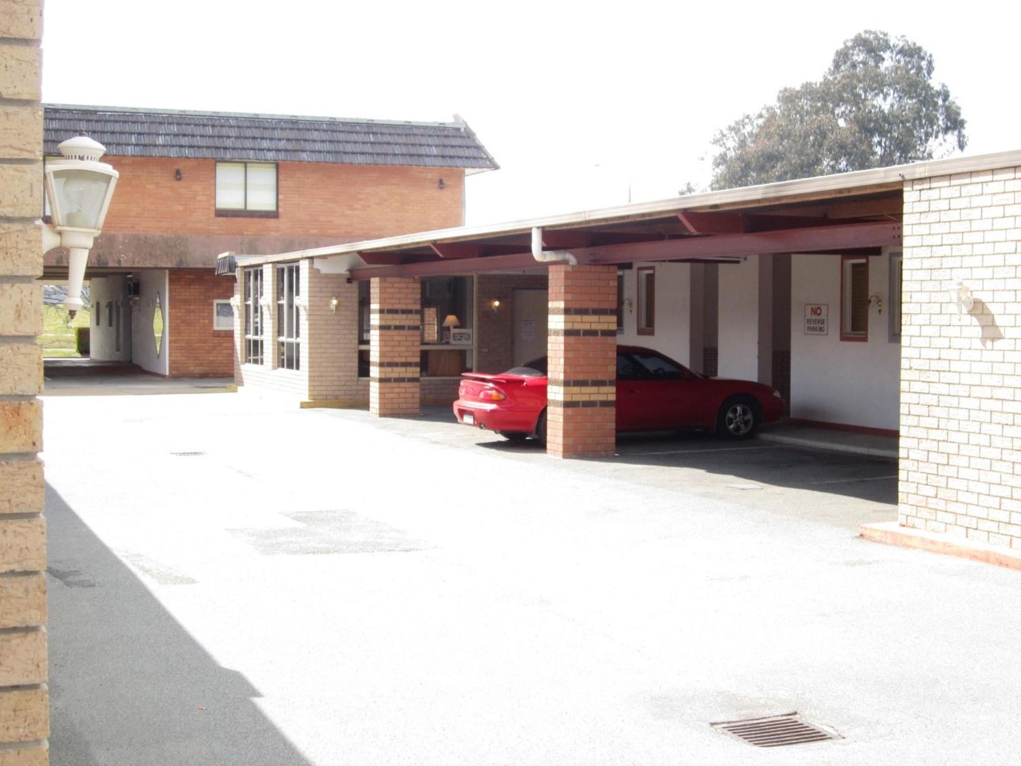 Lyneham Motor Canberra