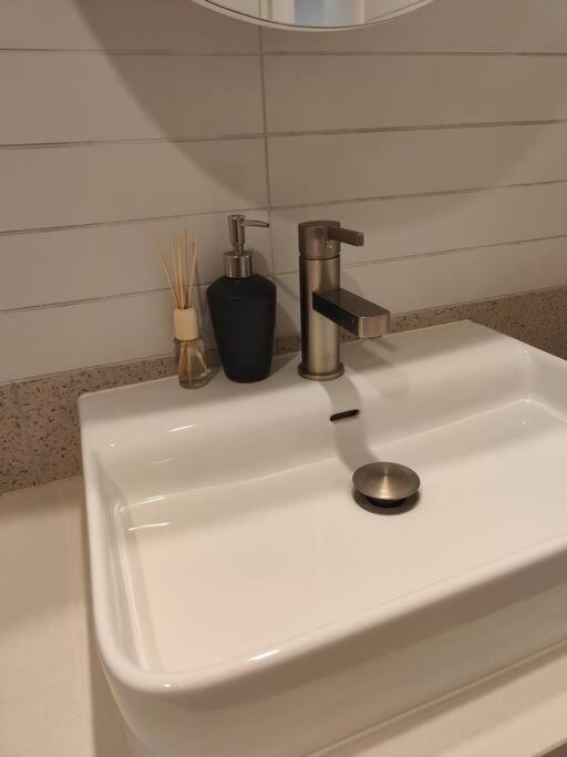 Modern 1-bedroom Unit In Dickson