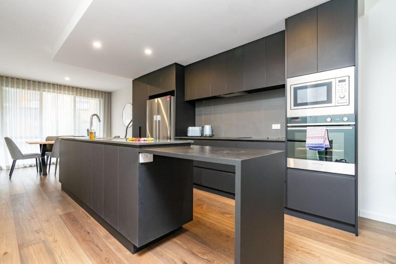 Apartment Contemporary Tri-level In A Prime Spot *