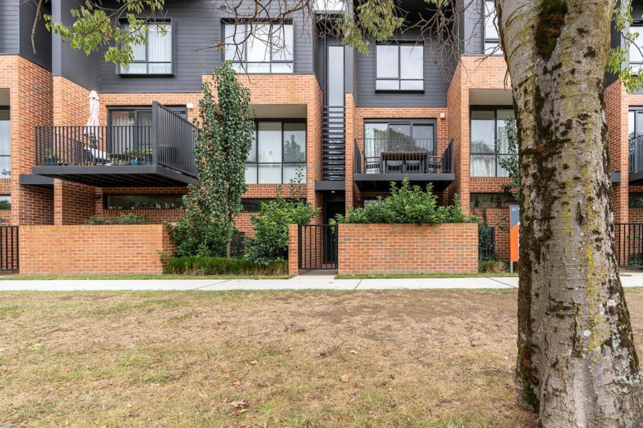 Apartment Contemporary Tri-level In A Prime Spot