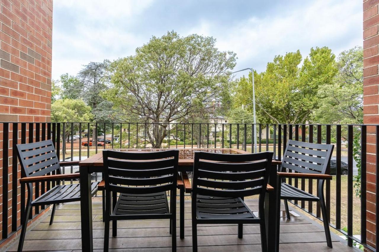 Apartment Contemporary Tri-level In A Prime Spot Canberra