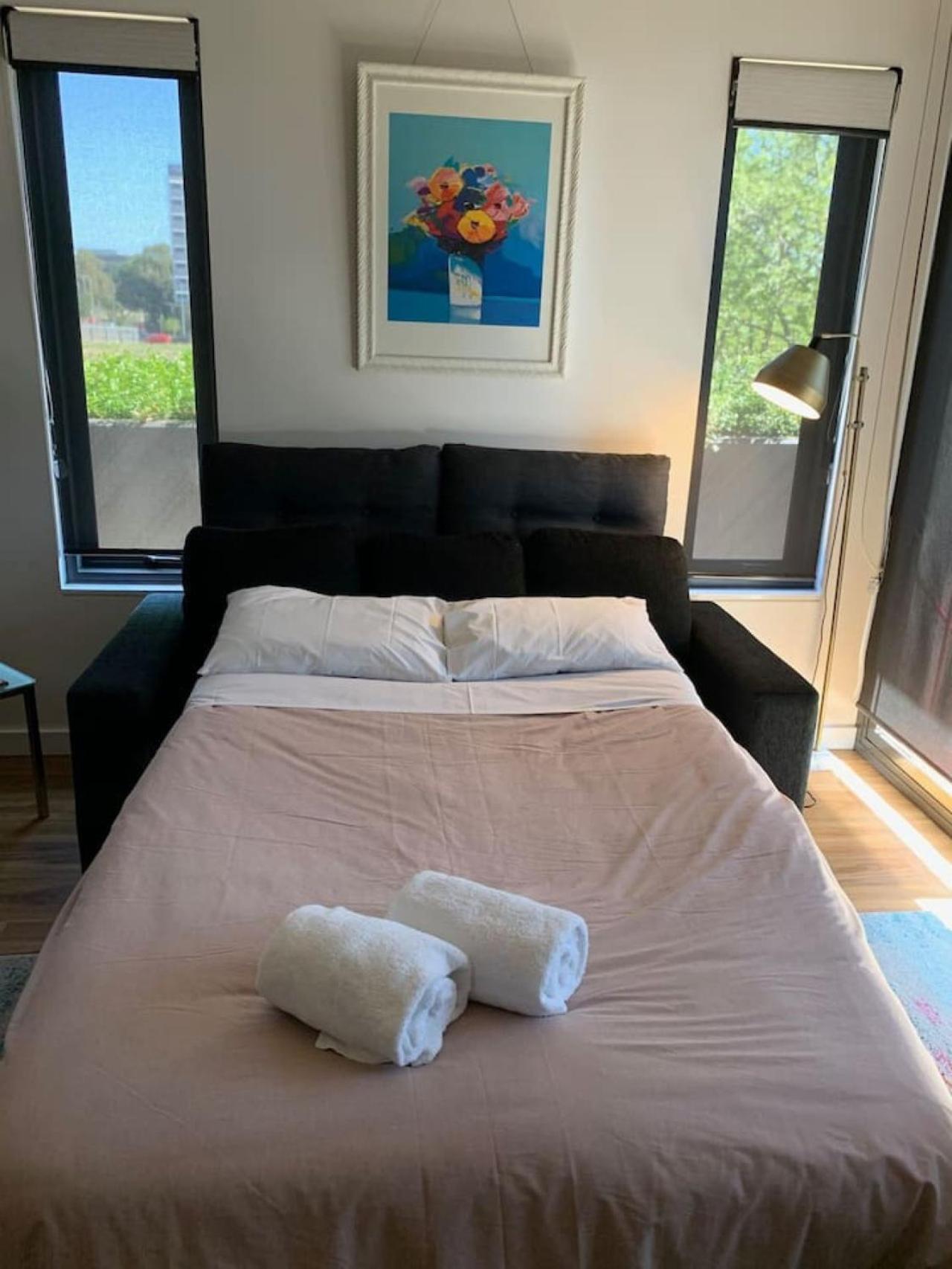 Modern - Prime Location With Heated Pool * Camberra