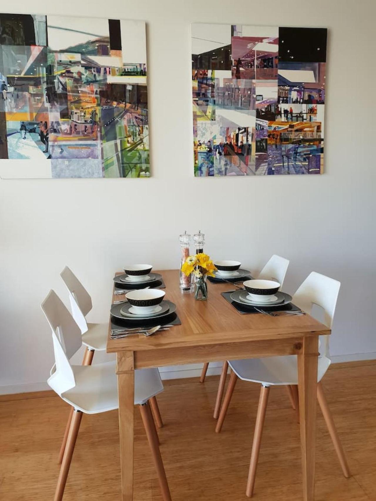Modern - Prime Location With Heated Pool Camberra