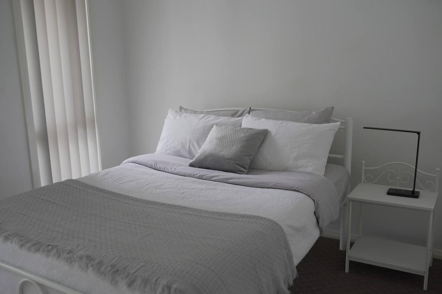 An Executive 3 Bedroom New House, To Yourself Casa de férias Camberra