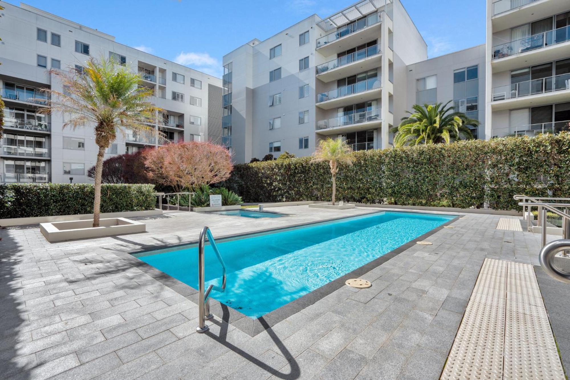 Apartment Modern 1-bed Unit With Pool Views And Balcony *