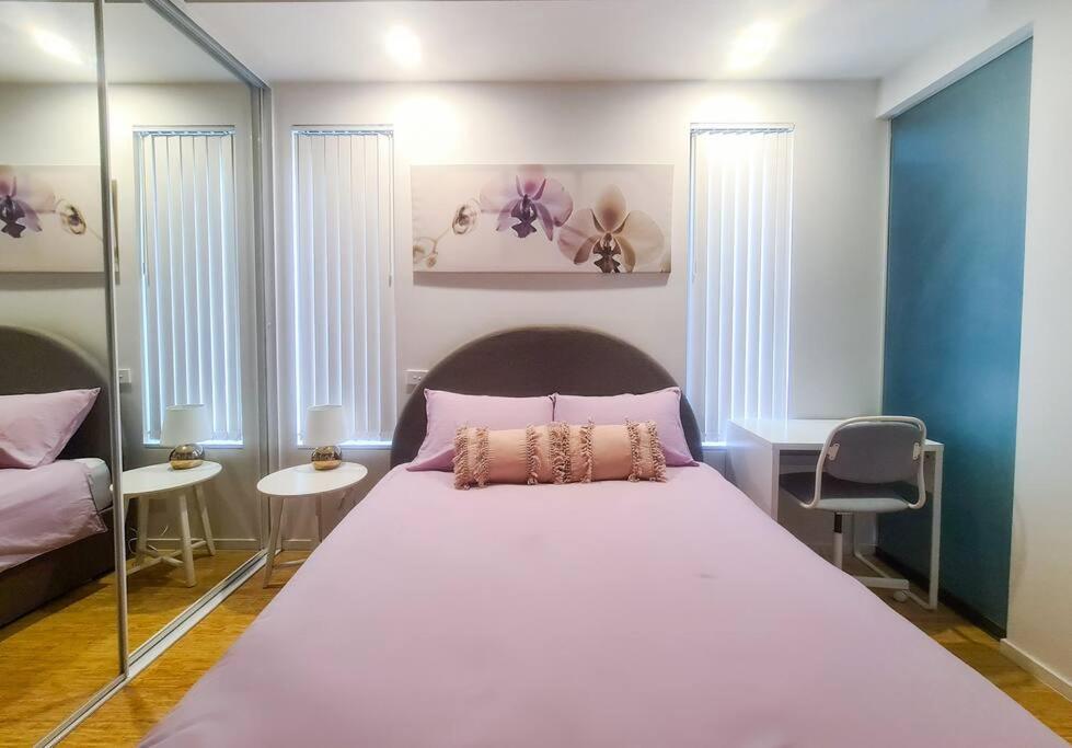 Luxury Minutes From W Rooftop Pool & Parking * Canberra