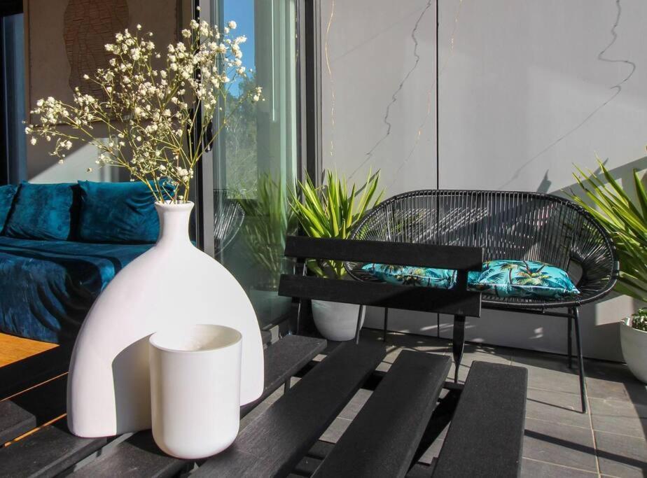 Luxury Minutes From W Rooftop Pool & Parking Apartment