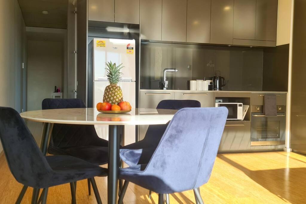 Apartment Luxury Minutes From W Rooftop Pool & Parking Canberra