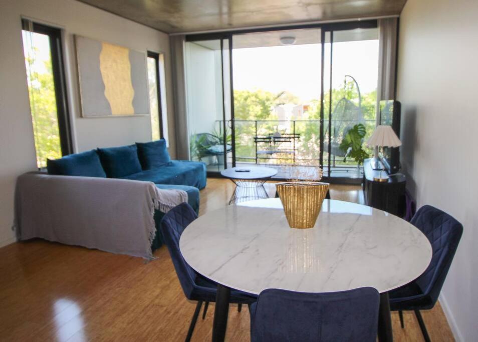 Luxury Minutes From W Rooftop Pool & Parking Apartment Canberra