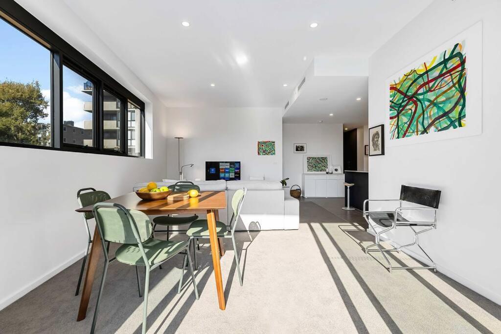 Modern Art And Private Entrance & Plenty Free Parking * Canberra
