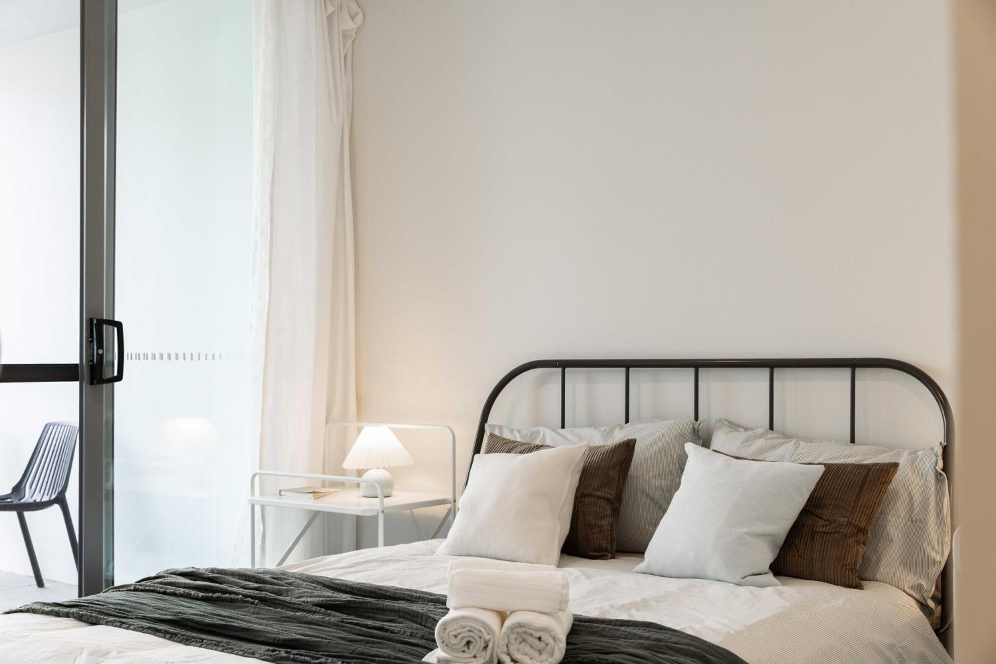 Sunny Blossom Escapes With Free Parking And Pool Apartment