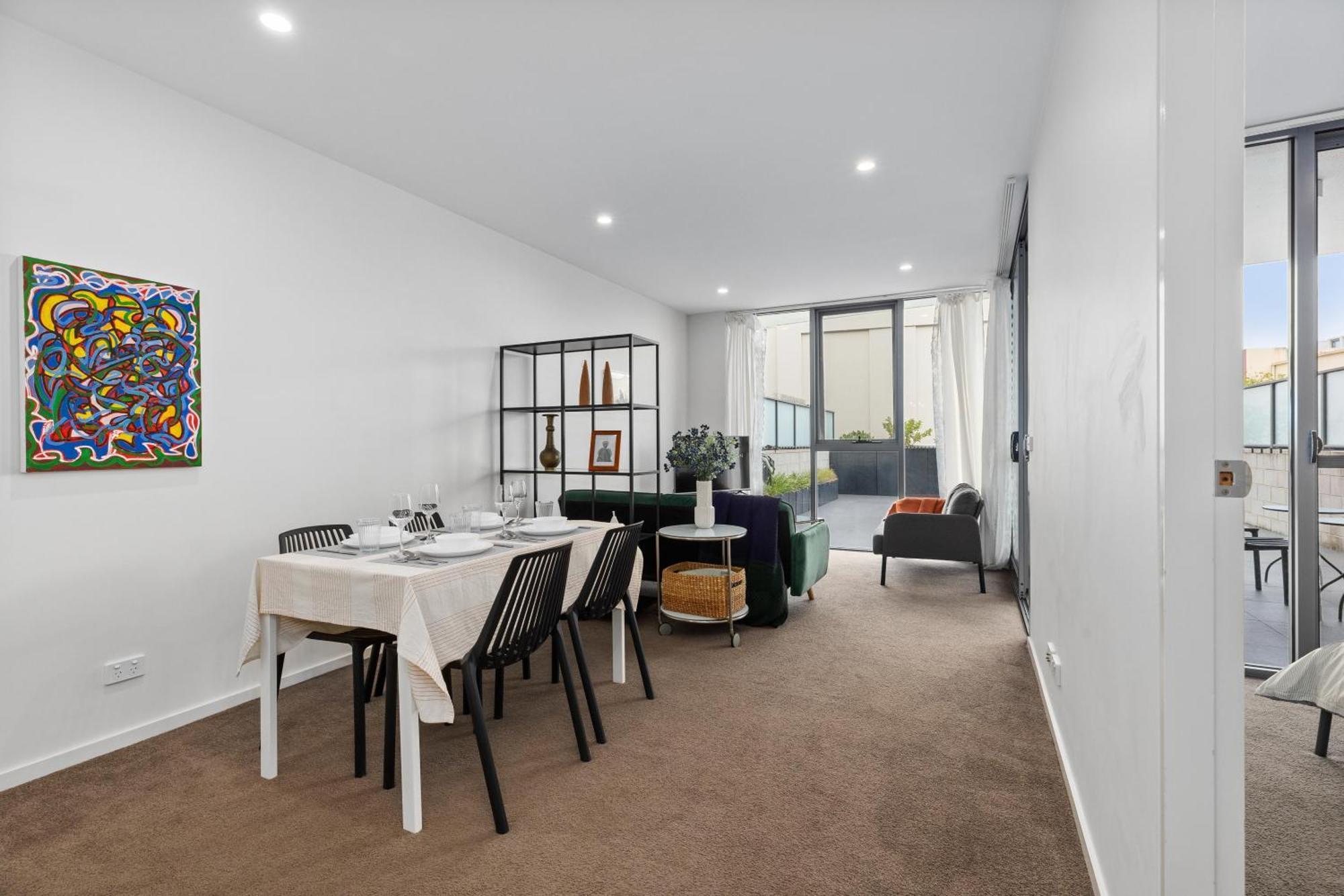 Sunny Blossom Escapes With Free Parking And Pool Apartment