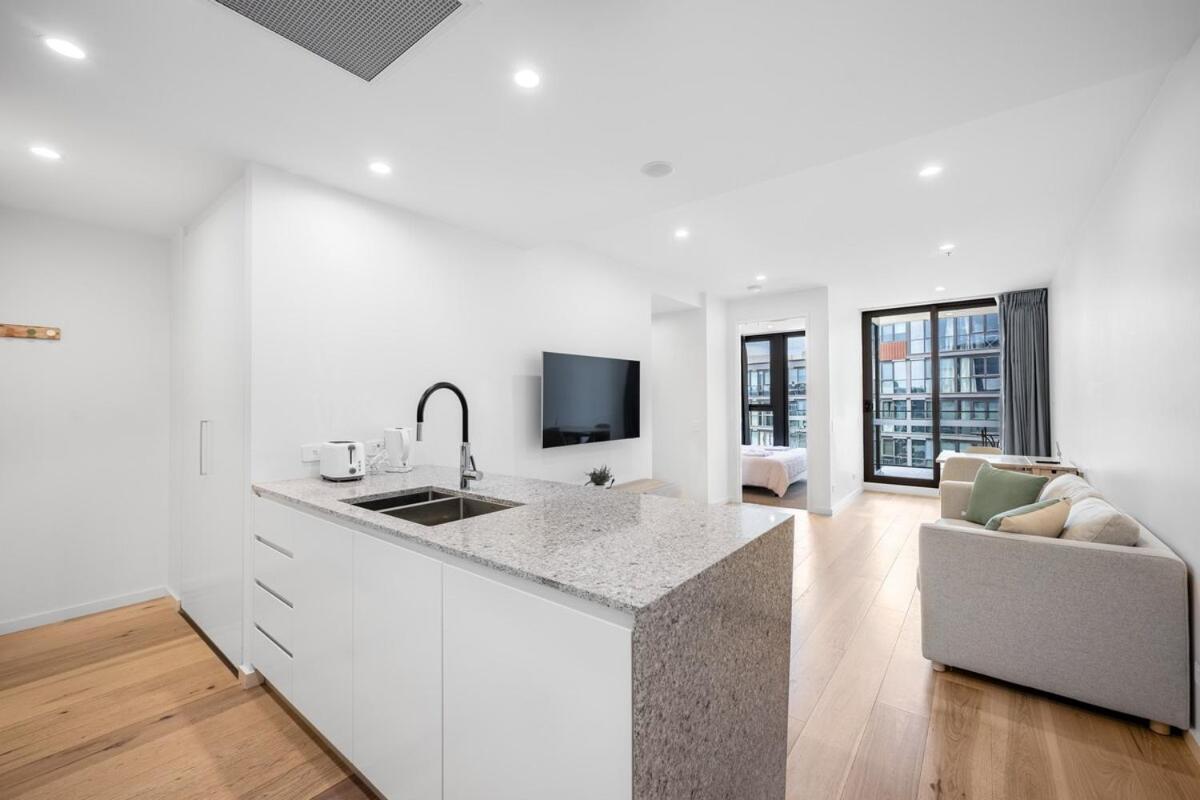 Apartment One Bedroom With Parking Next To *