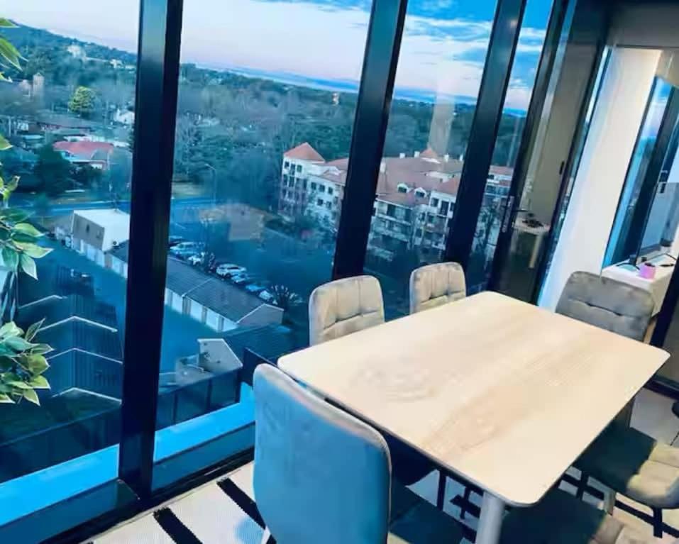 2br-2br-2cars -cbd-pool-sleeps 6 Canberra