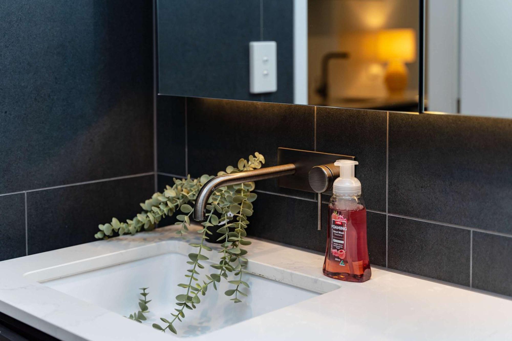 Modern 2 Bedroom In The Heart Of Center * Canberra