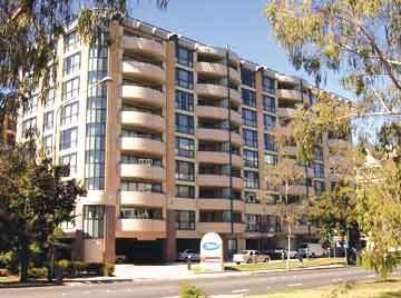 Aparthotel Adina Serviced Court
