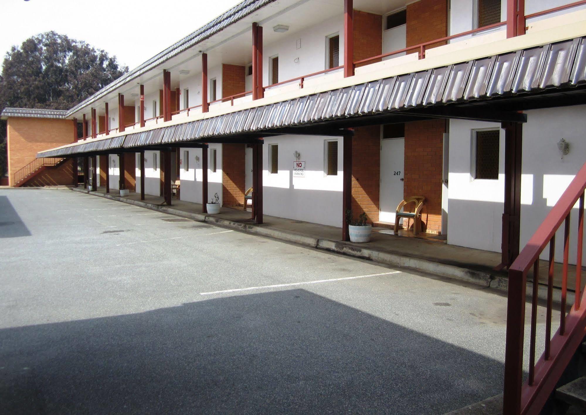 Lyneham Motor Motel