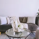 Capitol Executive Apartment On London Circuit