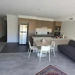 Dana-Cozy Studio With Shared Entry In The City