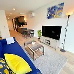 Beauty In Blue! 1Bd 1Bth 1Crsp Apt - Great Location!