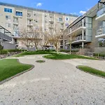 High-Rise Cbd 1-Bed With Pool & Other Amenities