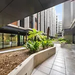 Chic Inner-City 2-Bed Abode With Pool Gym & Sauna
