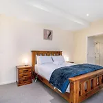 Absolutely Spacious Apt Unit Between Anu And City