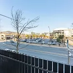 Central Located 2 Bedroom Apartment In Canberra With Parking