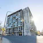 Central Located 2 Bedroom Apartment In Canberra With Parking