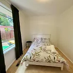 Elegant 4Br Home In Red Hill