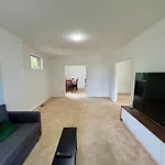Elegant 4Br Home In Red Hill