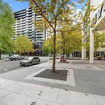 Two Bedroom Apt In Heart Of Canberra With Parking
