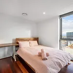 Two Bedroom Apt In Heart Of Canberra With Parking