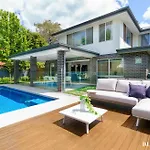 Inner City Oasis In Oconnor - With Heated Pool