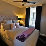 City Life Apartment-Full Kitchen & Separate Bedroom