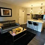 City Life Apartment-Full Kitchen & Separate Bedroom