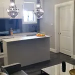 City Life Apartment-Full Kitchen & Separate Bedroom
