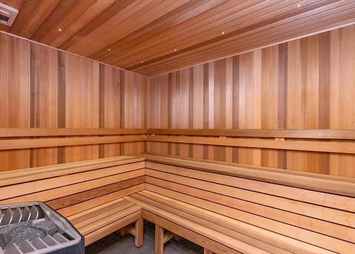 Center 2-Bed With Gym, Sauna, Indoor Pool & Views