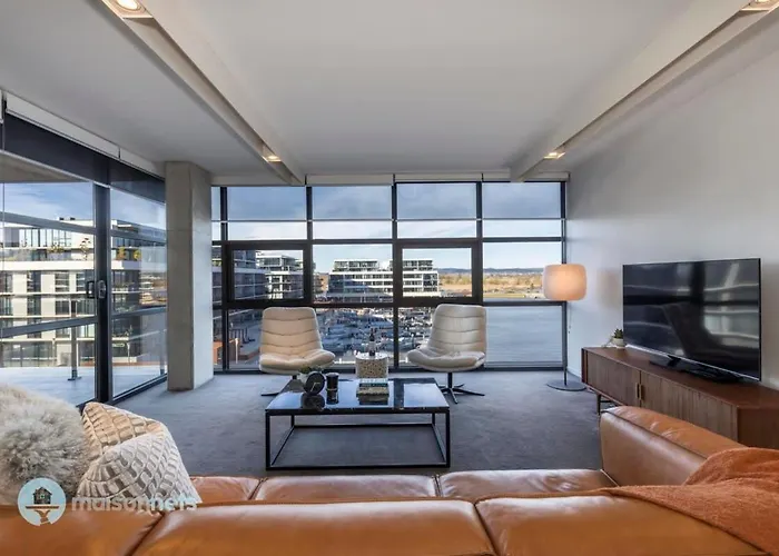 Modern 2 Bdrm Apt With Water Views 2X Car Spots