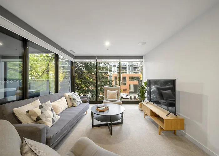 Chic Inner-City 2-Bed Abode With Pool Gym & Sauna